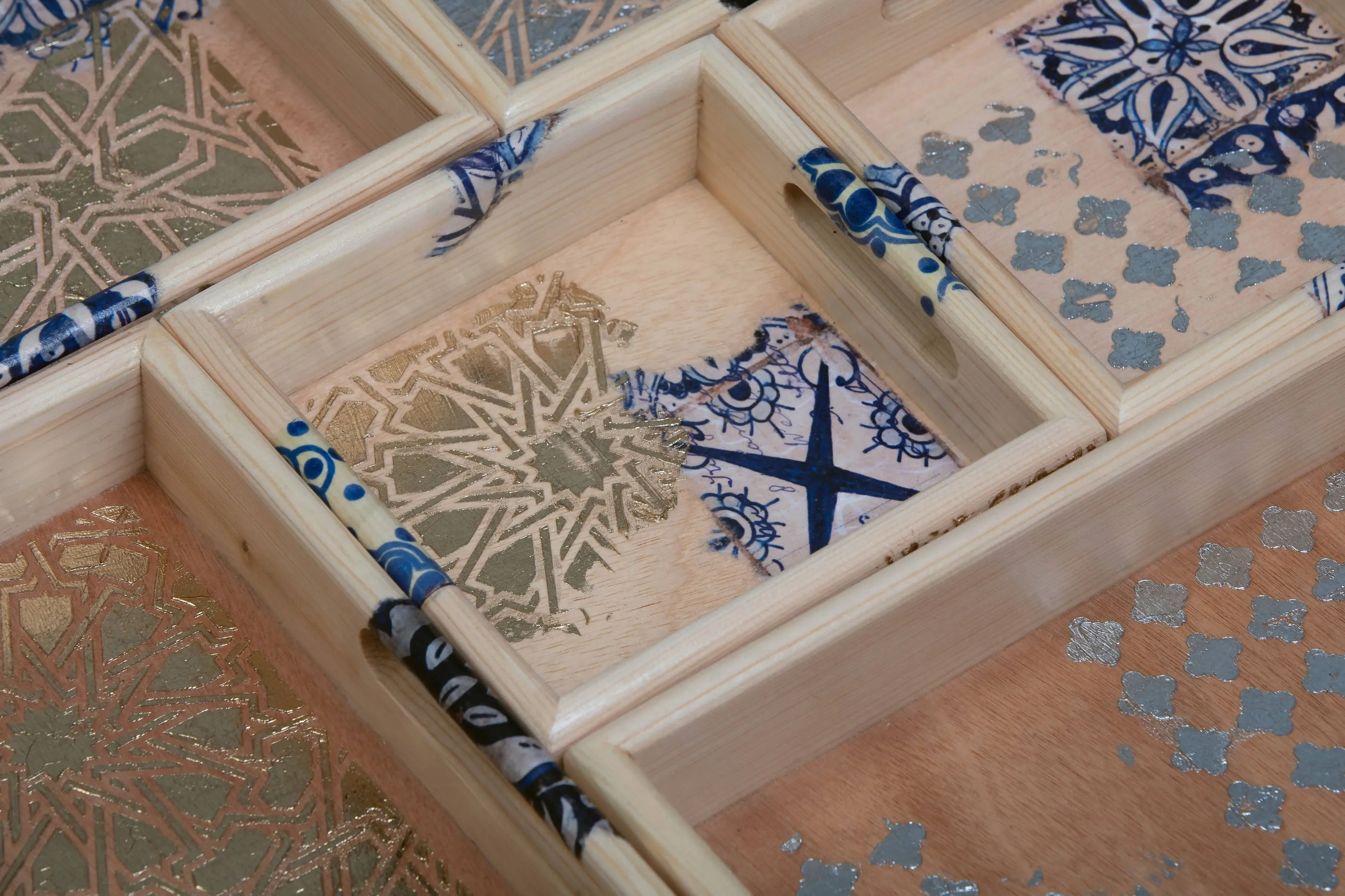 22 cm Wooden Tray with Printed Zelij Fragments
