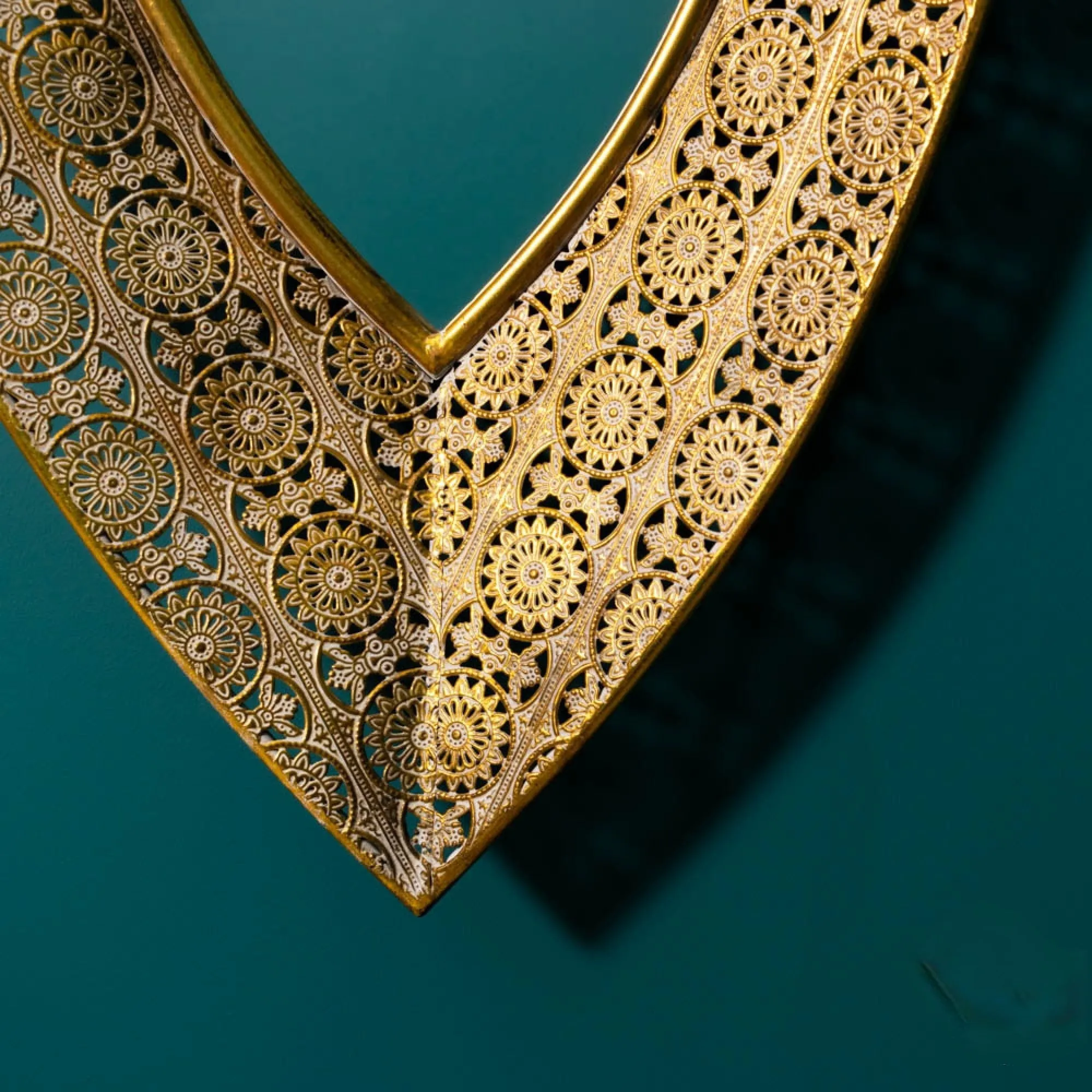 Amira Leaf Mirror Gold